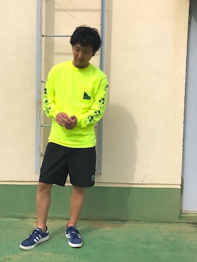 「アイテム（スニーカー、ブラック系）」を使った、OFFSHORE  STAFFさん（メンズ・168cm）の春コーディネート