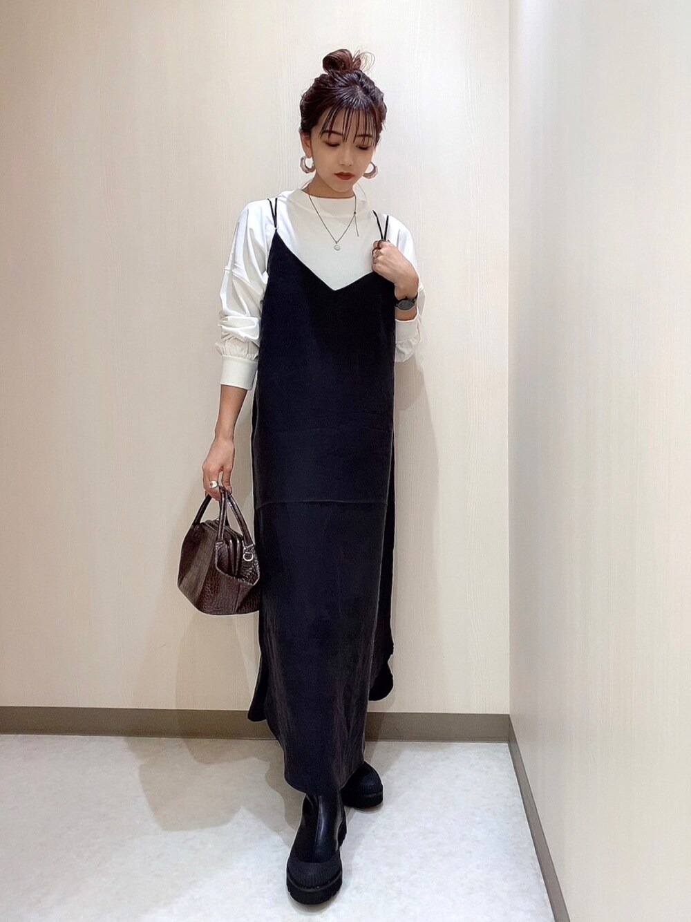 「JEANASiS、レイヤードスタイル、ワンピース、キャミワンピ、オトナカジュアル、ブラック、ブラックコーデ、モノトーン、シンプル、ブーツ」｜「JEANASISのキュプラロングキャミワンピース/917461（ワンピース、ブラック系）」を使った、MIKUさん（レディース・158cm）の秋コーディネートの1枚目の写真
