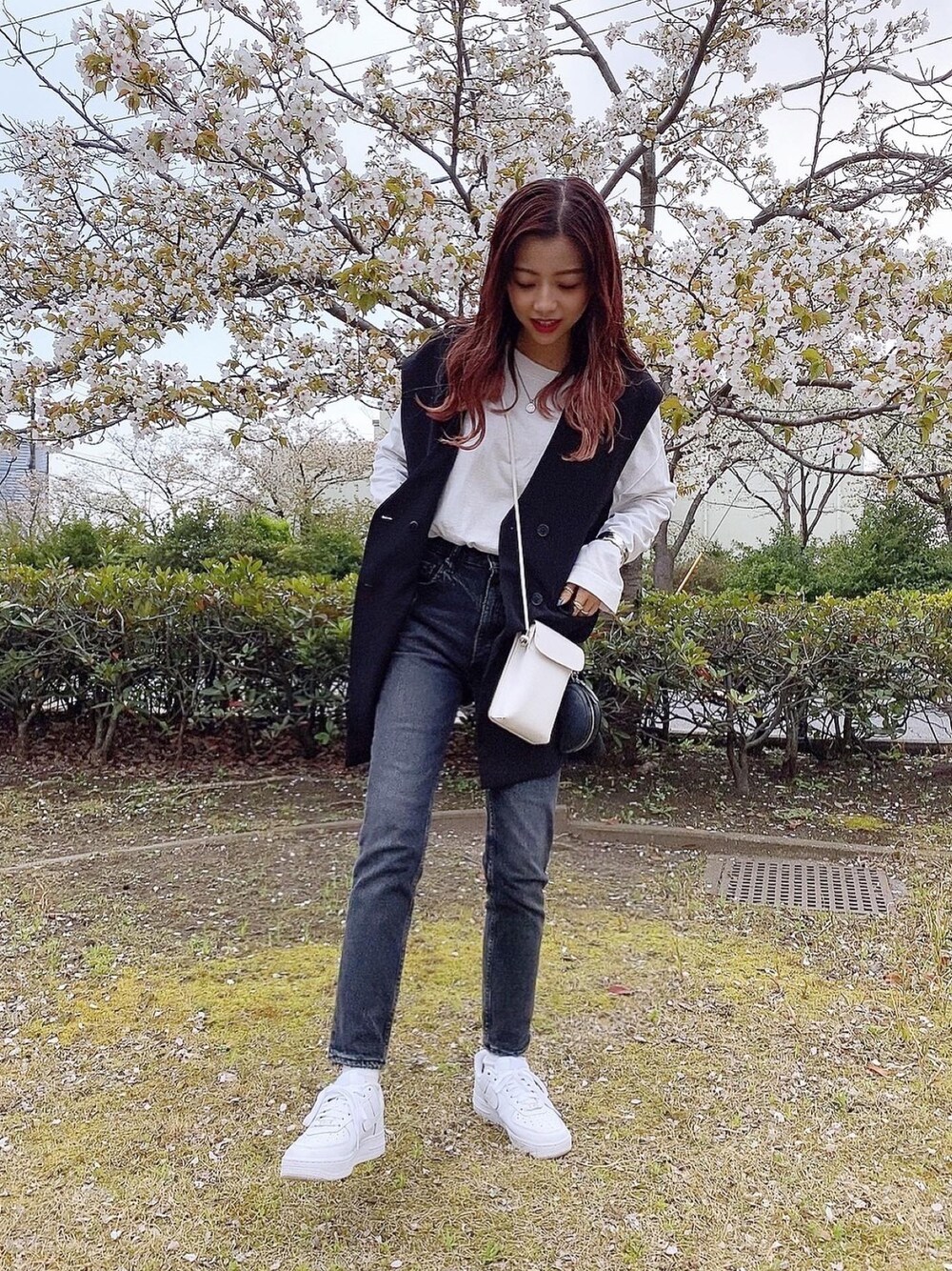 「moussy、ベスト、モノトーン、ストリート、カジュアル、デニム、ブラック、シンプルコーデ、スニーカー、エアフォースワン」｜「SHEL’TTERのアイテム（ベスト、ブラック系）」を使った、MIKUさん（レディース・158cm）の春コーディネートの1枚目の写真