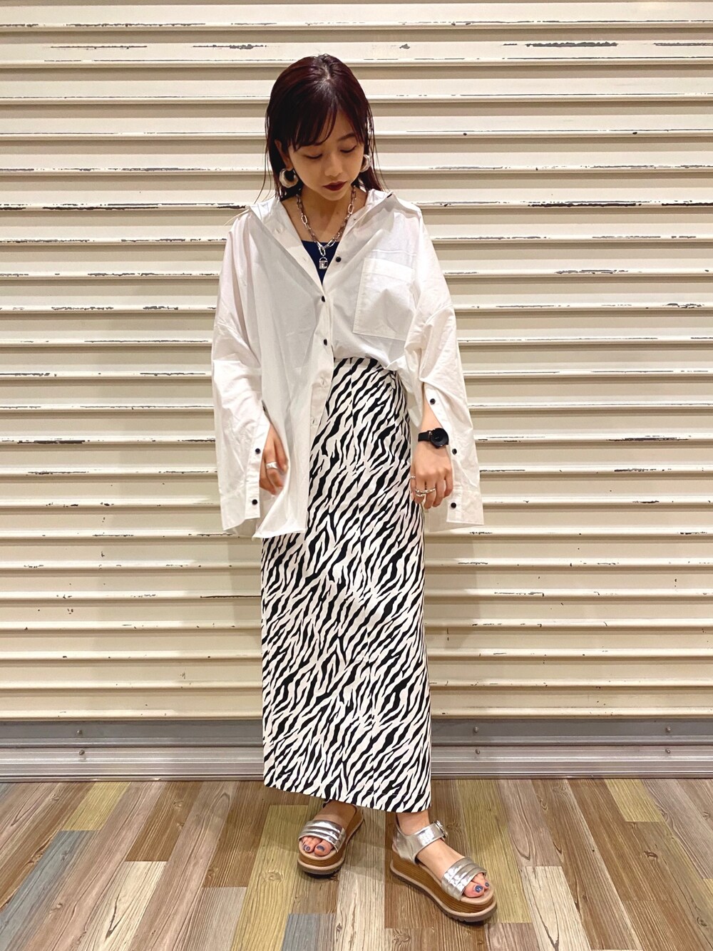 「JEANASiS、タイトスカート、シャツスタイル、ゼブラ柄、春、大人カジュアル、夏コーデ、モノトーン、厚底サンダル、ボリューム袖」｜「JEANASISの2WAYスリーブBIGシャツ/943266（シャツ/ブラウス、ホワイト系）」を使った、MIKUさん（レディース・158cm）の春コーディネートの1枚目の写真