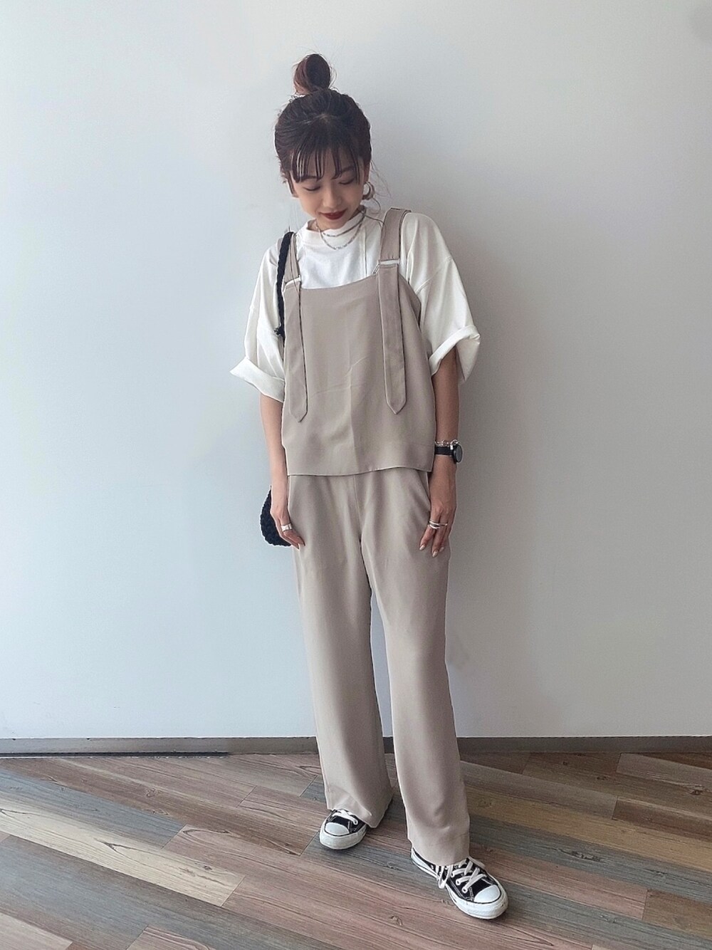 「JEANASiS、サロペット、ゆるコーデ、ベージュ、オトナカジュアル、春コーデ、パンツスタイル、シンプルコーデ、ワントーンコーデ、converse」｜「JEANASISのレイヤーサロペ/941998（サロペット/オーバーオール、ベージュ系）」を使った、MIKUさん（レディース・158cm）の春コーディネートの1枚目の写真