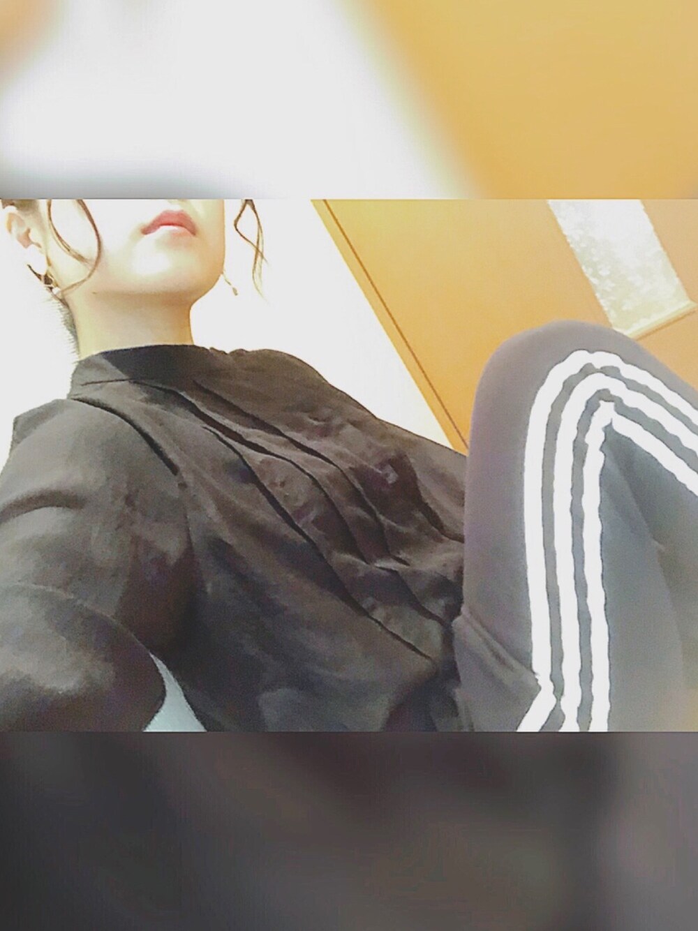 「ブラックコーデ、オールブラック、LOWRYS FARM、ブラウス、adidasジャージ、adidas originals」｜「LOWRYS FARMのウエストシャーリングブラウス　772854 （シャツ/ブラウス、ブラック系）」を使った、りっぷさん（レディース・143cm）の秋コーディネートの1枚目の写真