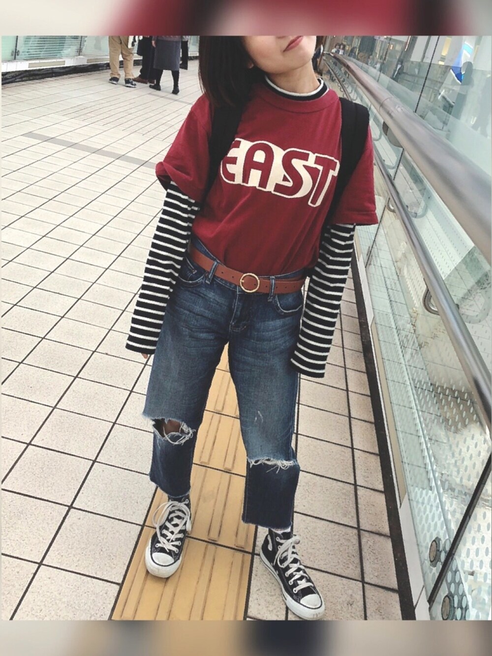 「used、古着、earth music&ecology、重ね着、ユニクロ、ボーイフレンドデニム、アイラブCONVERSE」｜「BEAMS Tのアイテム（Tシャツ/カットソー、レッド系）」を使った、りっぷさん（レディース・143cm）の秋コーディネートの1枚目の写真
