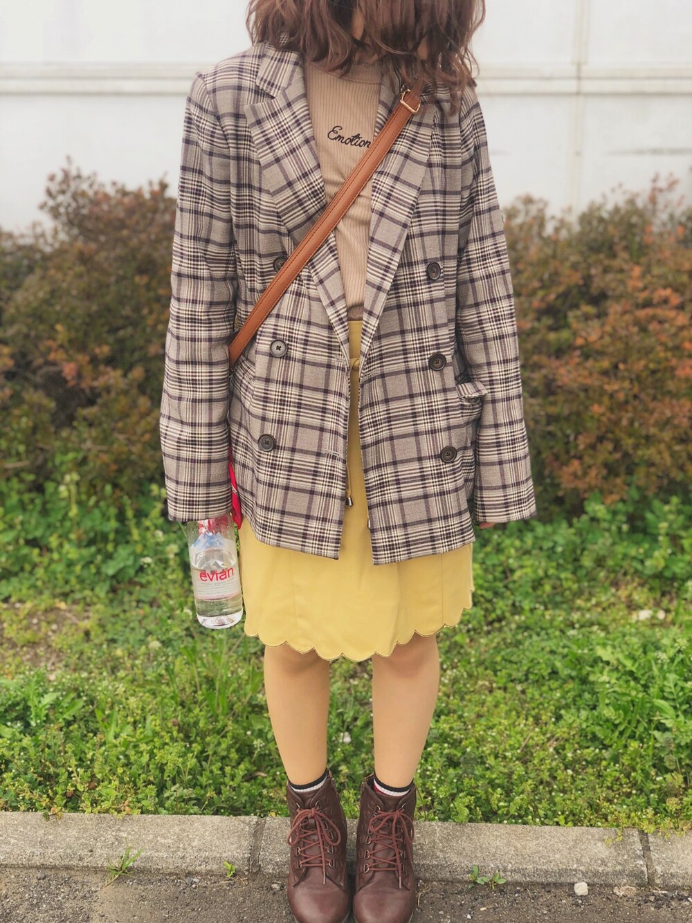「GU、one after another NICE CLAUP、イエロースカート、イエローコーデ、グレンチェック、チェックジャケット」｜「AS KNOW AS PINKYのアイテム（Tシャツ/カットソー、ベージュ系）」を使った、りっぷさん（レディース・143cm）の春コーディネートの1枚目の写真