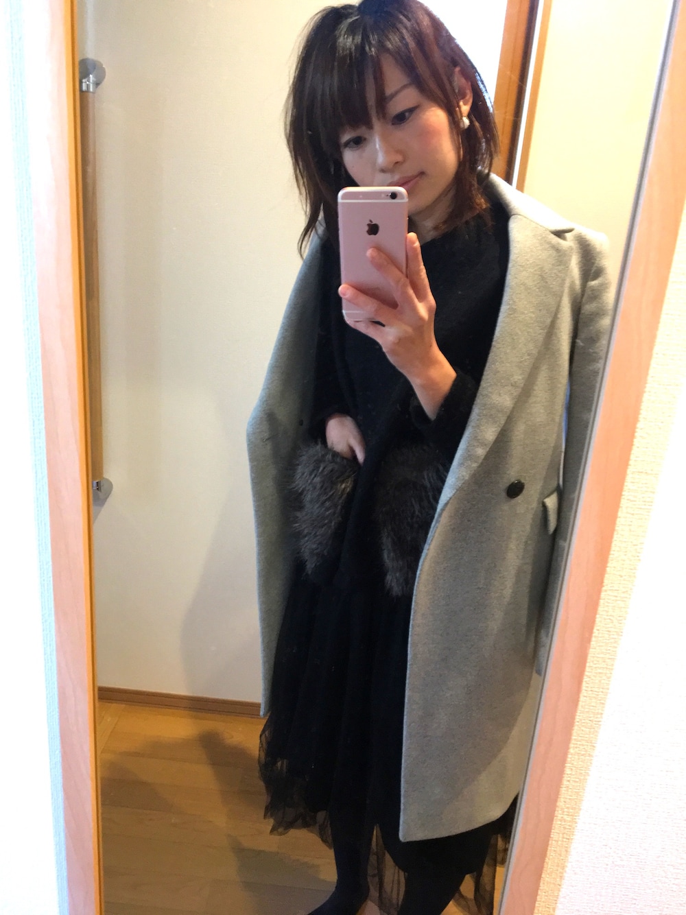 「ビアズリー、BEARDSLEY、Un-Demi、ブラック×グレー、シンプル、きれいめカジュアル、30代、ブラックコーデ、チュールスカート、ファーポケット」｜「Un-Demiのアイテム（ニット/セーター、ブラック系）」を使った、ちゃみぞうさん（レディース・154cm）の冬コーディネートの1枚目の写真