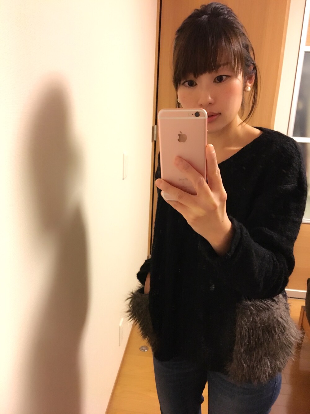 「ファー、ファーポケット、シンプル、オトナカジュアル、デニム、ママコーデ、ママファッション、ブラック、ブラックコーデ、ニット」｜「Un-Demiのアイテム（ニット/セーター、ブラック系）」を使った、ちゃみぞうさん（レディース・154cm）の冬コーディネートの1枚目の写真
