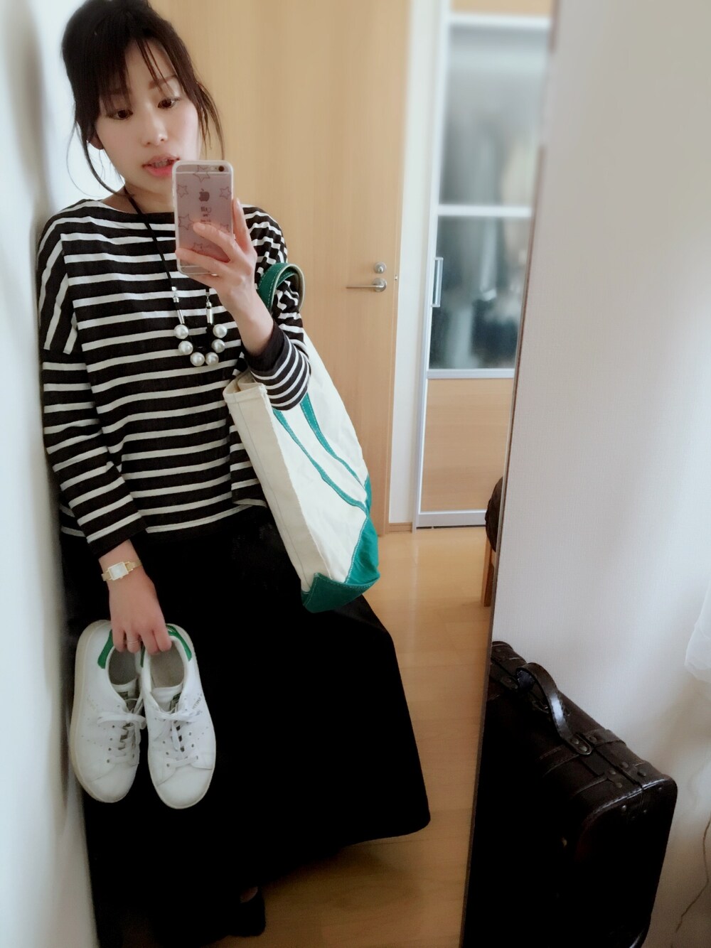 「カジュアルコーデ、シンプルコーデ、ootd、黒、ボーダー、グリーン、緑、スタンスミス、L.L.Beanトート、ガウチョパンツ」｜「Traditional Weatherwearのビッグマリン ボートネックシャツ（Tシャツ/カットソー、ホワイト系）」を使った、ちゃみぞうさん（レディース・155cm）の春コーディネートの1枚目の写真