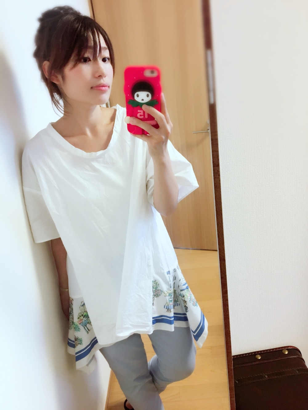 「ユキンコリニスタ、YUKI、YUKIちゃんがすきすぎる、大人カジュアル、シンプル、ママコーデ、UNIQLO、ユニクロ、ユニジョ、夏コーデ」｜「BEARDSLEYの【&Premium5月号掲載商品】マルシェブラウス（シャツ/ブラウス、ホワイト系）」を使った、ちゃみぞうさん（レディース・155cm）の夏コーディネートの1枚目の写真
