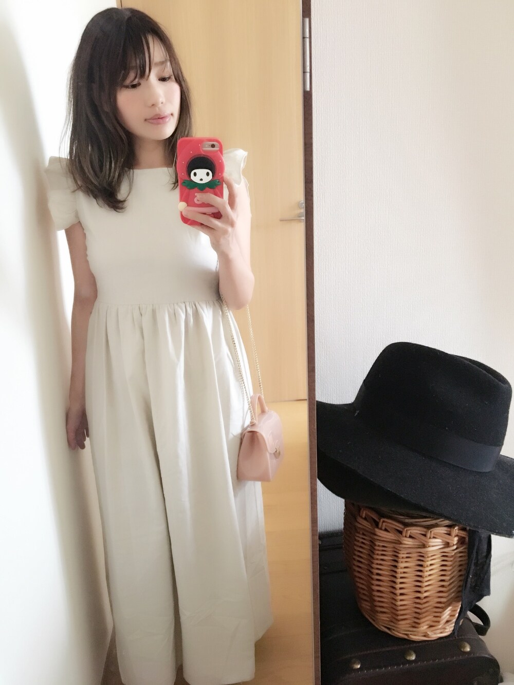 「シンプルコーデ、カジュアルコーデ、大人カジュアル、夏コーデ、リネン、ママコーデ、肩フリル、ワンピース、birthdaybash、ベージュ」｜「birthdaybashのアイテム（ワンピース、ベージュ系）」を使った、ちゃみぞうさん（レディース・155cm）の夏コーディネートの1枚目の写真
