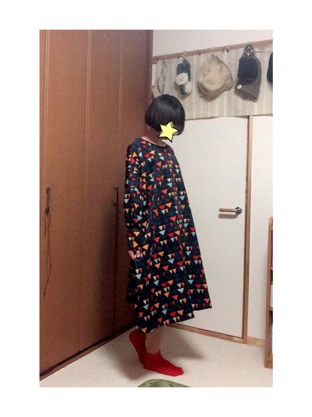 「ワンピース、ワンピーススタイル、赤い靴下、merlot、おでかけ、動きやすい、黒ワンピ、さんかく、季節感無視」｜「MERLOTのコーデュロイトライアングル柄ワンピース2184（ワンピース、ブラック系）」を使った、かおりん〽︎さん（レディース・166cm）の春コーディネートの1枚目の写真