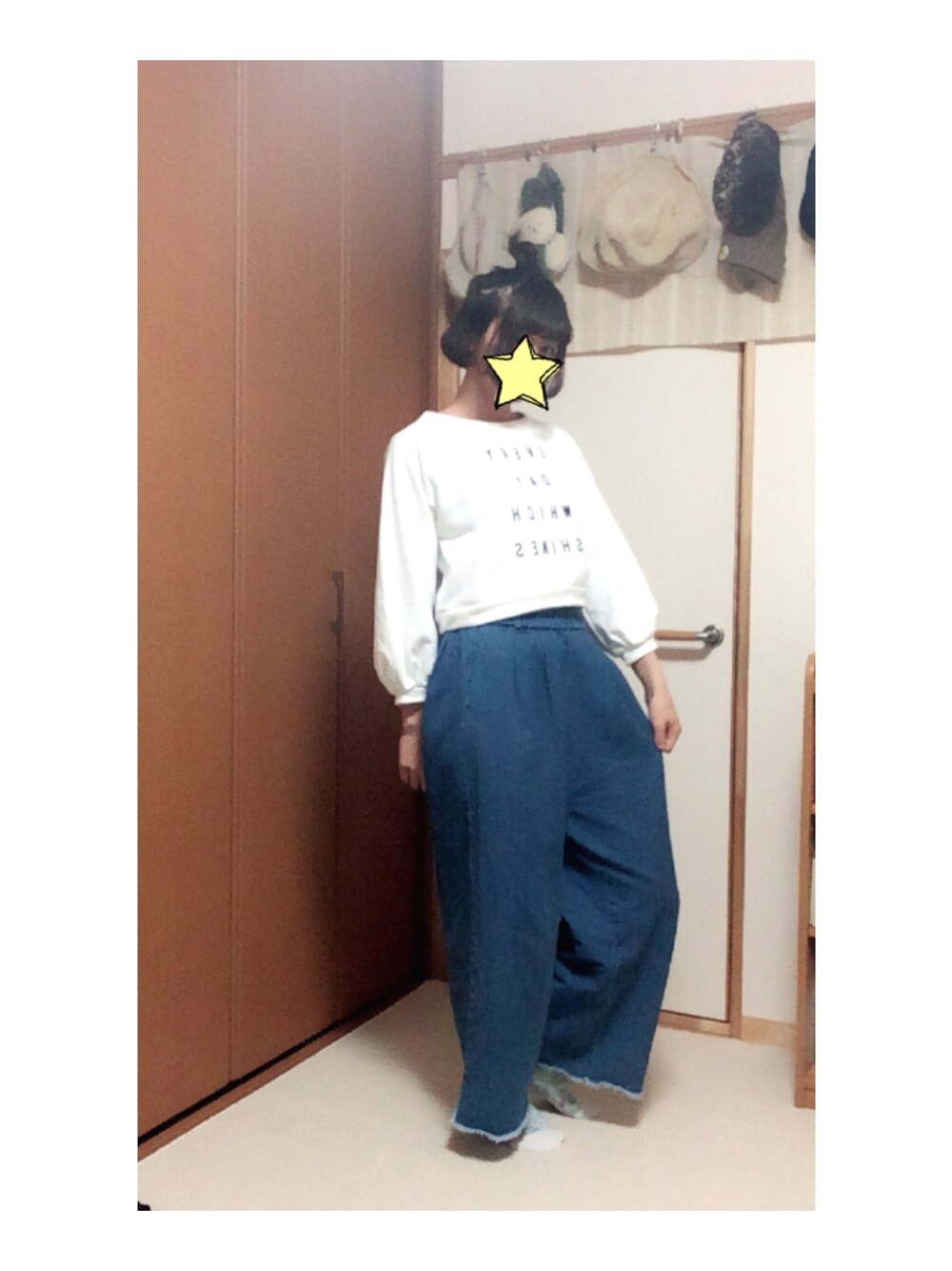 「休日スタイル、おでかけコーデ、うごきやすい、スウェット、デニムパンツ、merlot、who's who chico、白、カジュアルコーデ、ごはん食べ行く」｜「Chicoのロゴスウェット（スウェット、ホワイト系）」を使った、かおりん〽︎さん（レディース・166cm）の春コーディネートの1枚目の写真