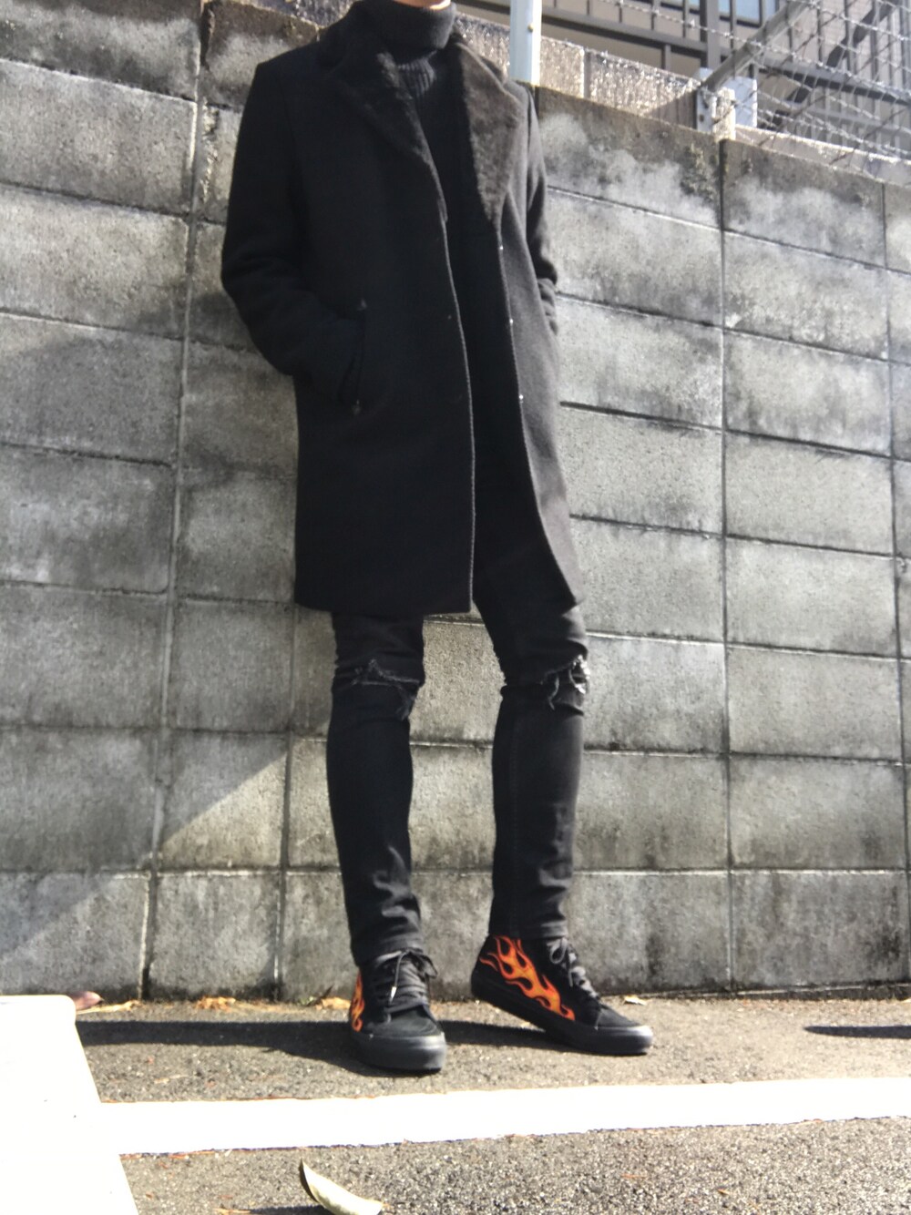 「冬コーデ、黒、デニム」｜「RAGS McGREGOR のMUTTON LAPEL WOOL COAT（その他アウター、ブラック系）」を使った、まっきんとっしゅさん（メンズ・173cm）の冬コーディネートの1枚目の写真