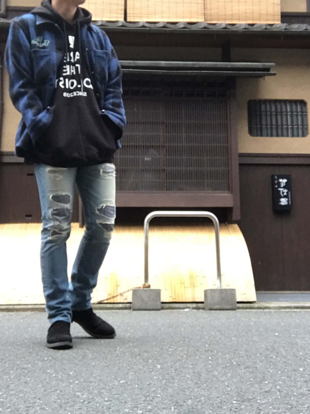 「デニムパンツ、パーカー、オトナカジュアル」｜「TENDERLOINのアイテム（その他アウター、ブルー系）」を使った、まっきんとっしゅさん（メンズ・173cm）の冬コーディネートの1枚目の写真