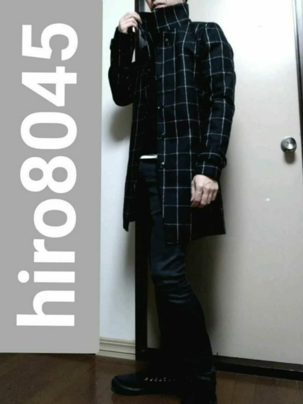 「黒コーデ、黒、ブラック、黒スキニー、スキニーパンツ、モノトーン、シンプル、おしゃれさんと繋がりたい、おうちファッション、部屋撮り」｜「８(eight)のイタリアンコート ロング ジャケット チェスター（チェスターコート、その他）」を使った、hiro8045さん（メンズ・170cm）の春コーディネートの1枚目の写真