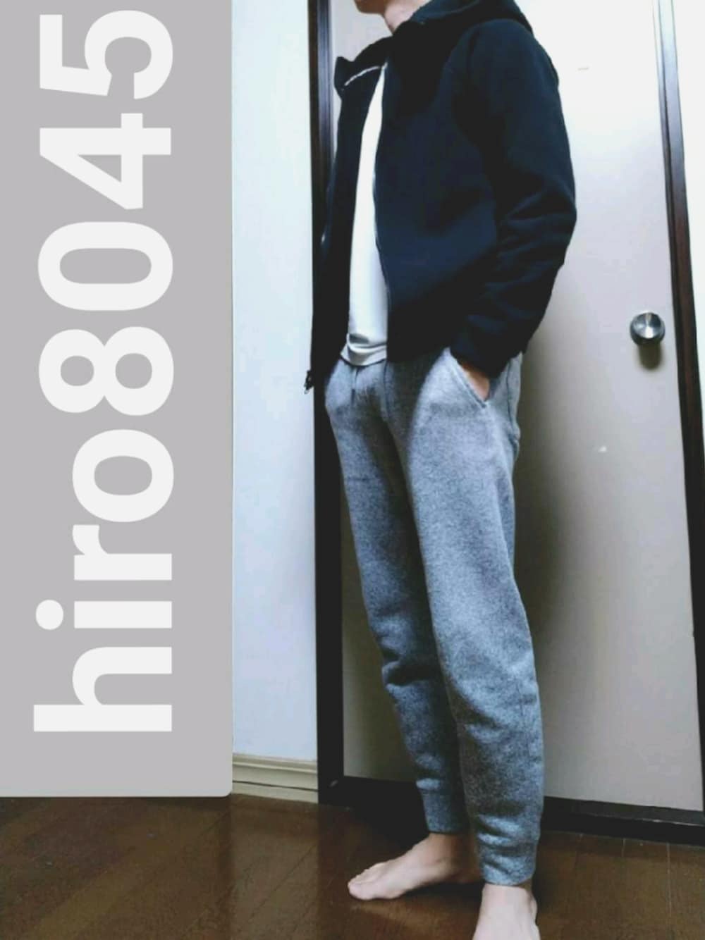 「おうちファッション、部屋着、休日スタイル、スウェット、パーカー、フーディー、白Tシャツ」｜「AZUL by moussyのCLUBAZUL BOA FLEECE PARKA/フリースボンディングパーカ（ブルゾン、ブラック系）」を使った、hiro8045さん（メンズ・170cm）の春コーディネートの1枚目の写真