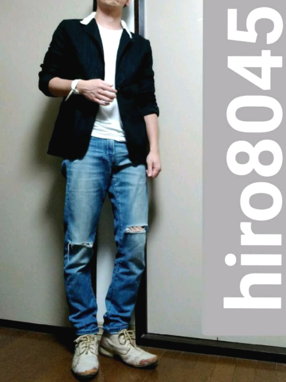 「春コーデ、春、ジャケット、デニム、デニムパンツ、シンプル、モード、ミハラヤスヒロ(MIHARAYASUHIRO)、部屋撮り、おうちファッション」｜「antiquaのウール混ジャケット（テーラードジャケット、グレー系）」を使った、hiro8045さん（メンズ・170cm）の春コーディネートの1枚目の写真