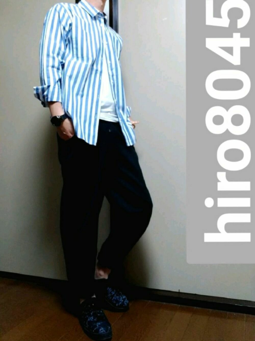 「ストライプ、ストライプシャツ、黒スキニー、スニーカー、シンプル、春夏コーデ、ラフ、おうちファッション」｜「AZUL by moussyのTYPEWRITER PATTERN SHIRT / タイプライターパターンシャツ（シャツ/ブラウス、ホワイト系）」を使った、hiro8045さん（メンズ・170cm）の春コーディネートの1枚目の写真