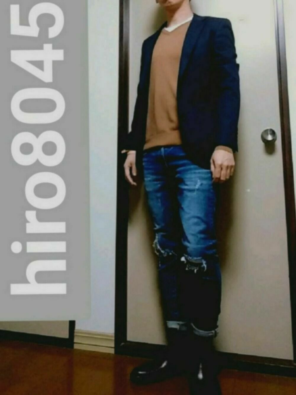 「ジャケットスタイル、キャメル、デニムパンツ、デニム、ニット、大人コーデ、きれいめカジュアル、シンプル、部屋撮り」｜「NANO universeのアイテム（テーラードジャケット、ブルー系）」を使った、hiro8045さん（メンズ・170cm）の春コーディネートの1枚目の写真