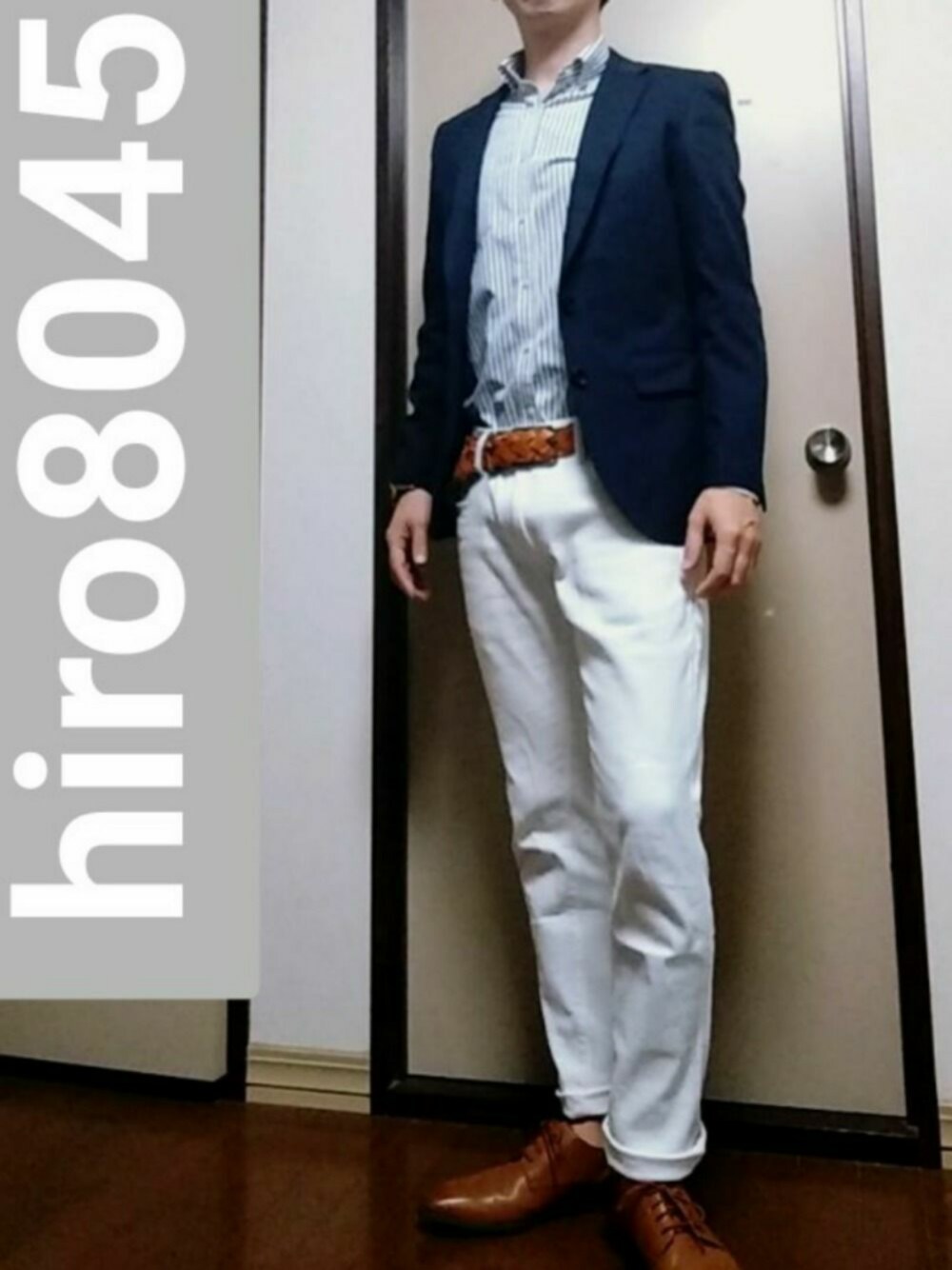 「大人コーデ、さわやか、ジャケット、ジャケットスタイル、ストライプシャツ、白パンツ、春夏コーデ、休日コーデ、部屋撮り」｜「NANO universeのアイテム（テーラードジャケット、ブルー系）」を使った、hiro8045さん（メンズ・170cm）の春コーディネートの1枚目の写真