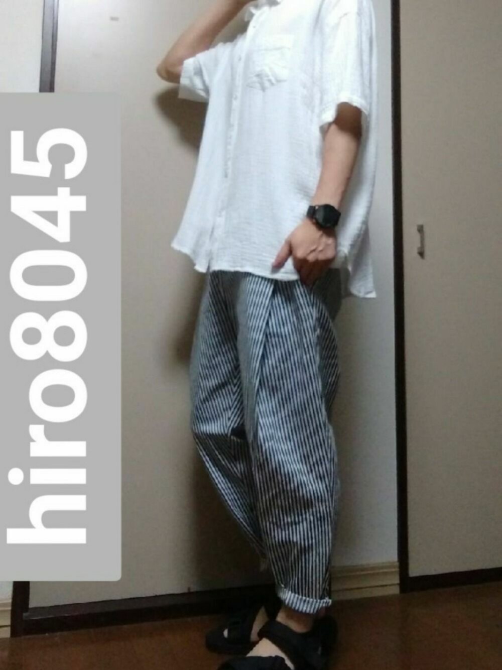 「白シャツ、チェックパンツ、サンダル、シャツコーデ、オーバーサイズ、シンプルコーデ」｜「antiquaのパンツ（その他パンツ、ブラック系）」を使った、hiro8045さん（メンズ・170cm）の春コーディネートの1枚目の写真