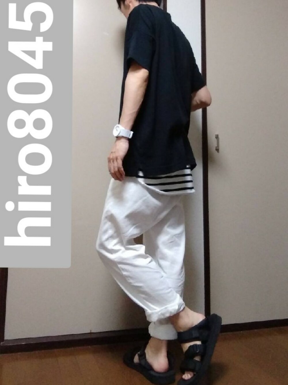 「ビッグシルエット、オーバーサイズ、ゆるコーデ、ゆるパンツ、白パンツ、サンダルコーデ、ボーダー、キレイめ、夏」｜「antiquaのフライス半袖Ｔ（Tシャツ/カットソー、ブラック系）」を使った、hiro8045さん（メンズ・170cm）の夏コーディネートの1枚目の写真