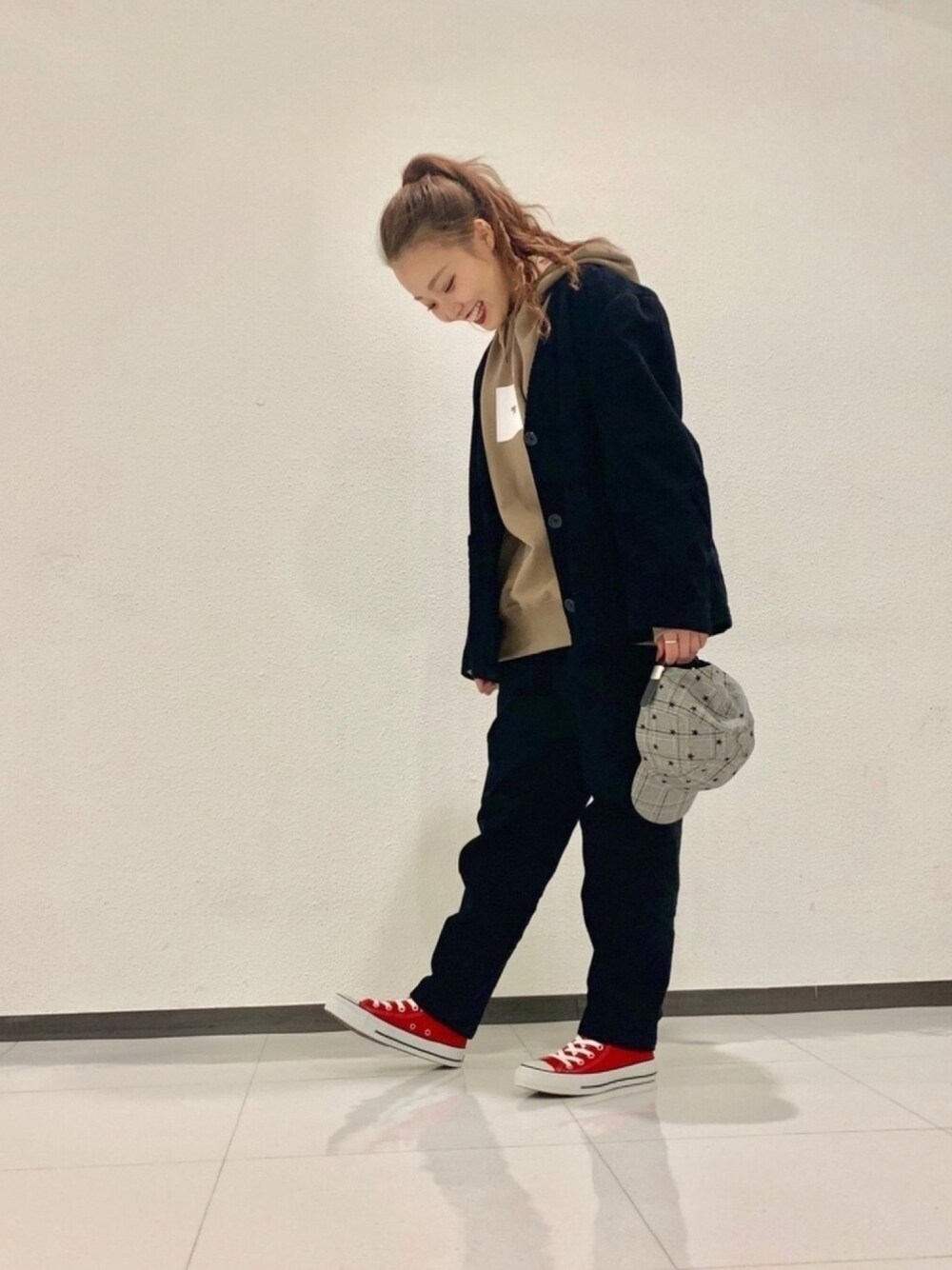 「CONVERSE STARSのボックスロゴパーカー（パーカー、ベージュ系）」を使った、リオナさん（レディース・153cm）の秋コーディネートの1枚目の写真