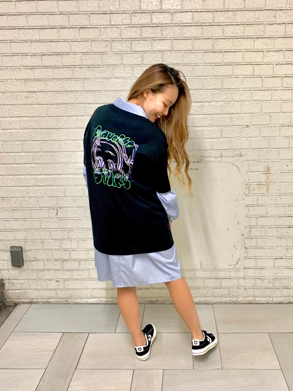 「CONVERSE STARSの【CONVERSE STARS×おジャ魔女どれみ】コラボブラックTシャツ（Tシャツ/カットソー、ブルー系）」を使った、リオナさん（レディース・153cm）の秋コーディネートの1枚目の写真