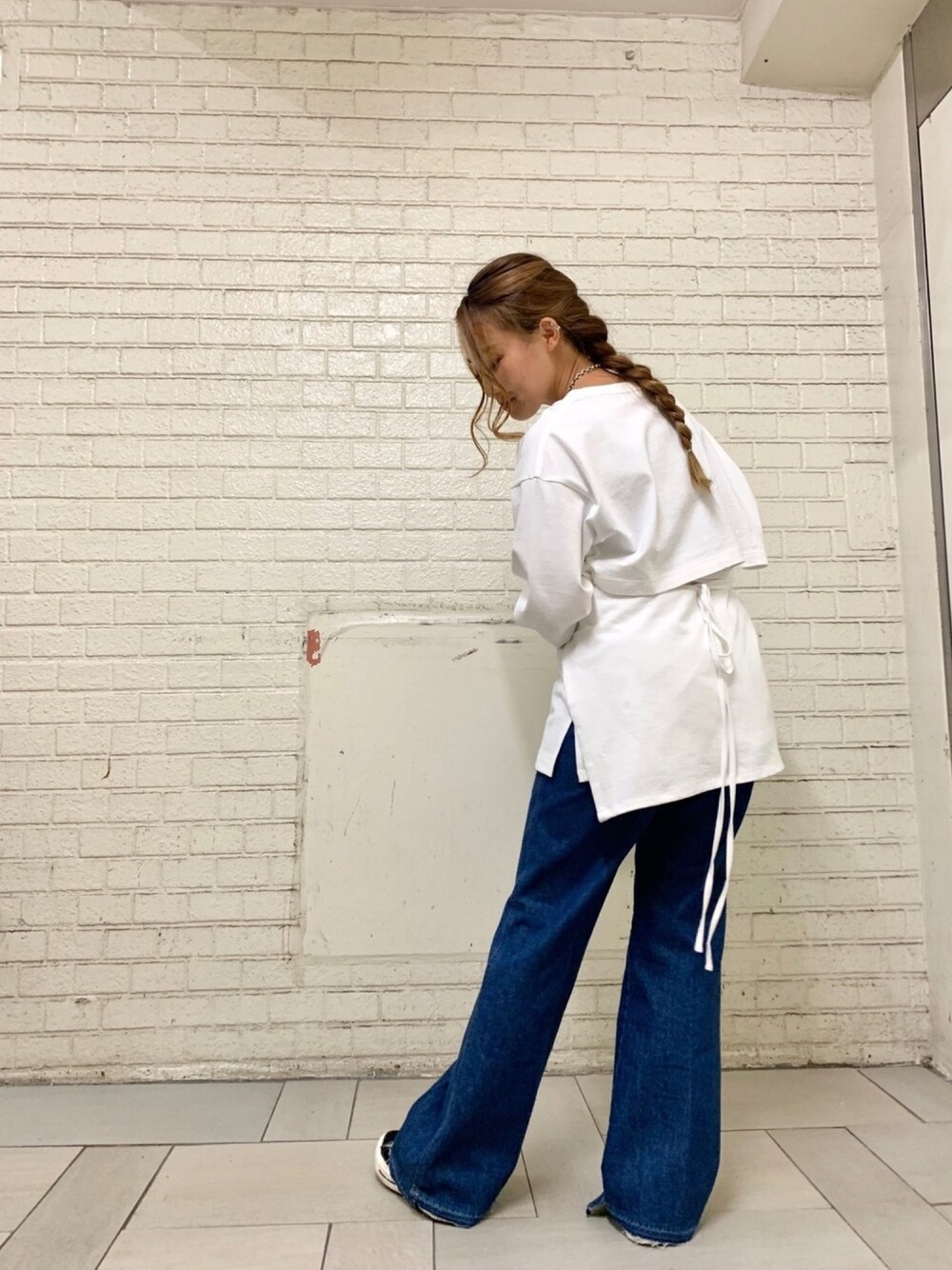 「converse stars、デニム、カシュクール、ベルボトムパンツ、肌見せ」｜「CONVERSE STARSの変形カットソープルオーバー（Tシャツ/カットソー、ホワイト系）」を使った、リオナさん（レディース・153cm）の秋コーディネートの1枚目の写真