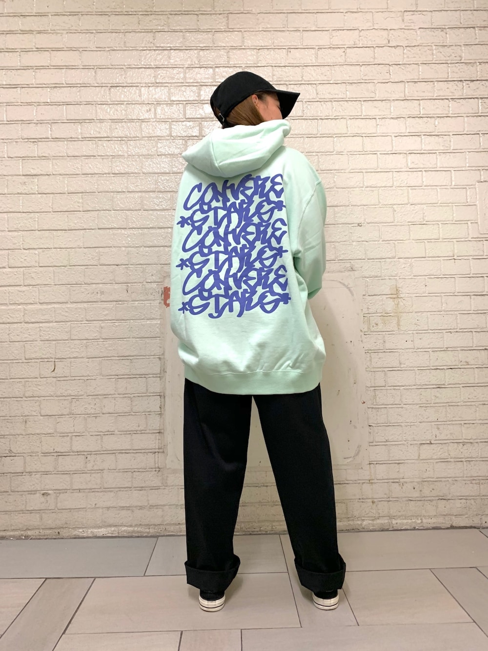 「秋コーデ、ストリート、ストリート系、チノパン、パーカー、オーバーサイズ、ニューエラ、ロールアップ」｜「CONVERSE STARSのタギングロゴパーカー（パーカー、グリーン系）」を使った、リオナさん（レディース・153cm）の秋コーディネートの1枚目の写真