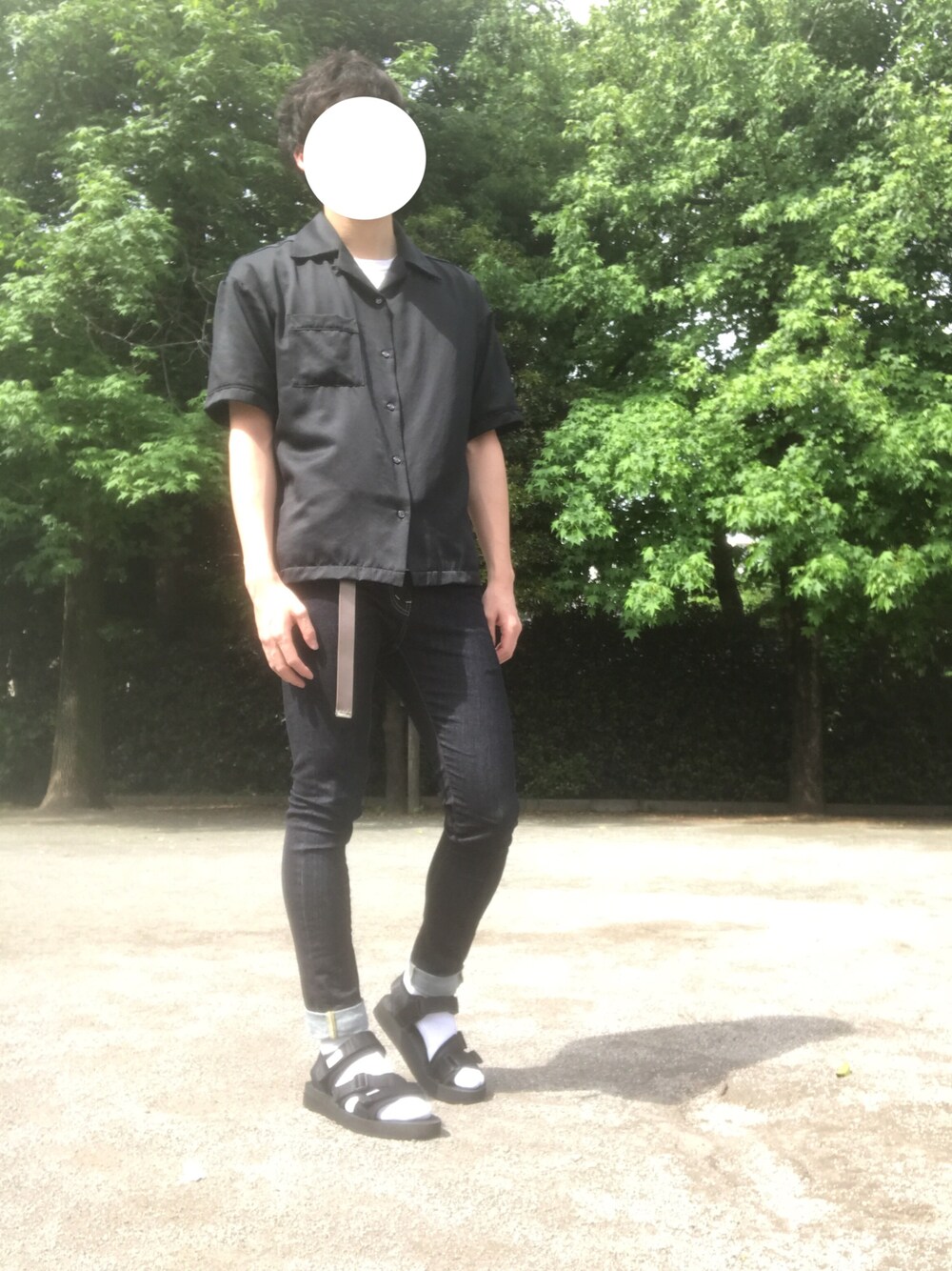「おしゃれさんと繋がりたい、休日スタイル、シンプル、ＧＷ、スキニーデニム、肌ウーノ、UNIQLO、サンダル、ロールアップ、オープンカラーシャツ」｜「LIDNMのパイピングオープンカラーシャツ（シャツ/ブラウス、ブラック系）」を使った、上原 太@岳 人さん（メンズ・175cm）の春コーディネートの1枚目の写真