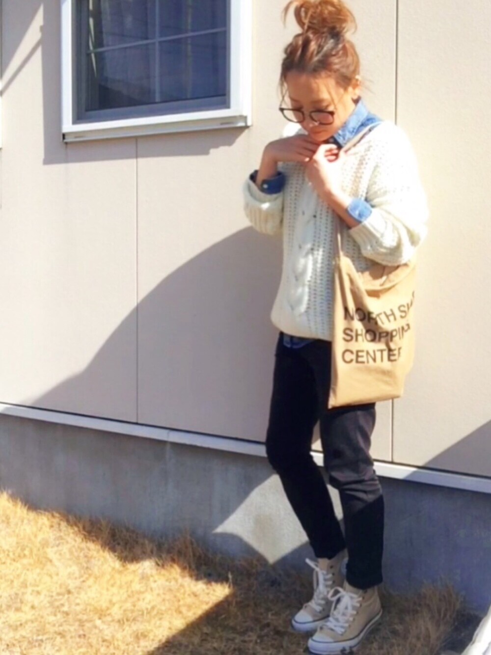 「コンバース、ベージュ、スニーカー、デニムシャツ、ざっくりニット、黒パンツ、ダテメガネ、おだんごヘアー」｜「BAYFLOWのBAYFLOW／コットンデニムシャツ（シャツ/ブラウス、ブルー系）」を使った、*YUKI♡*さん（レディース・159cm）の春コーディネートの1枚目の写真
