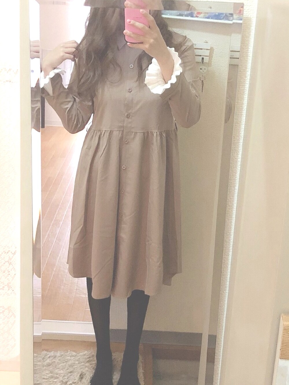 「オトナカジュアル、ラクチンコーデ、ootd、カジュアル」｜「GRLのリボンベルト付シャツフレアワンピース（シャツワンピース、ベージュ系）」を使った、@rimaeriさん（レディース・163cm）の冬コーディネートの1枚目の写真