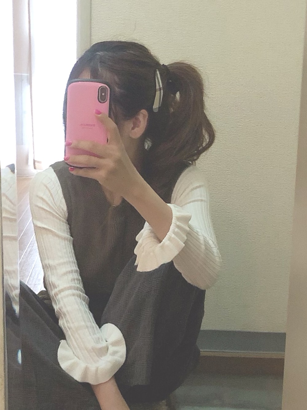 「大人カジュアル、休日スタイル、春コーデ、ゆるコーデ、ootd、ワイドパンツ、雨の日コーデ」｜「GRLのフリルデザインリブニットトップス（ニット/セーター、ホワイト系）」を使った、@rimaeriさん（レディース・163cm）の春コーディネートの1枚目の写真