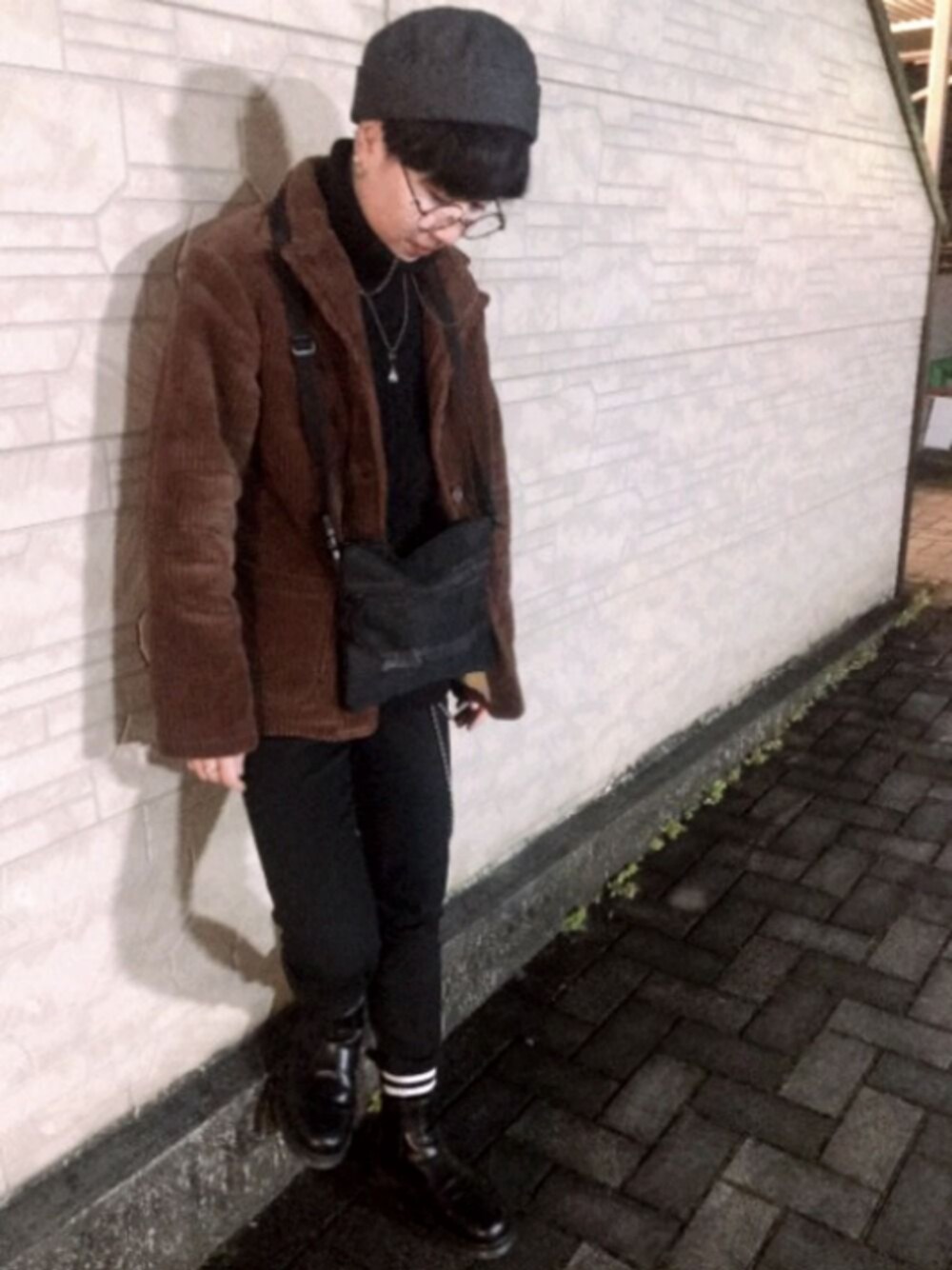 ブラック系のニット/セーター、ブラック系のパンツ、ブラック系のブーツを着用したメンズの冬コーディネートの1枚目の写真