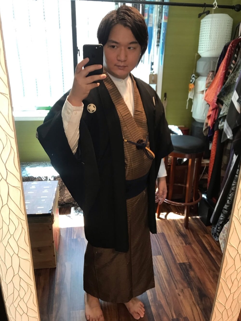 「羽織り、着物、バンドカラー、チェック、ブラック、和洋折衷、大正浪漫、ノスタルジック、美術館コーデ、古着」｜「山椒庵のアイテム（和装小物、ブラック系）」を使った、ハマ兄さん（メンズ・165cm）の夏コーディネートの1枚目の写真