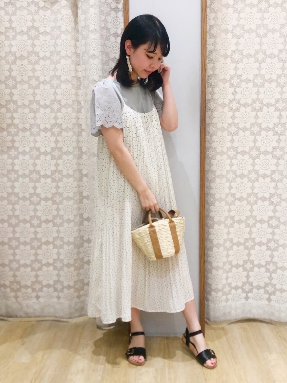「ラクチンコーデ、リラックススタイル、おしゃれさんと繋がりたい、淡色コーデ、キャミワンピ、ドット、ミントグリーン、earth music&ecology、今日のコーデ、かごバッグ」｜「earth music&ecologyのプリーツキャミワンピース ＊（ワンピース、その他）」を使った、めーさん（レディース・158cm）の夏コーディネートの1枚目の写真