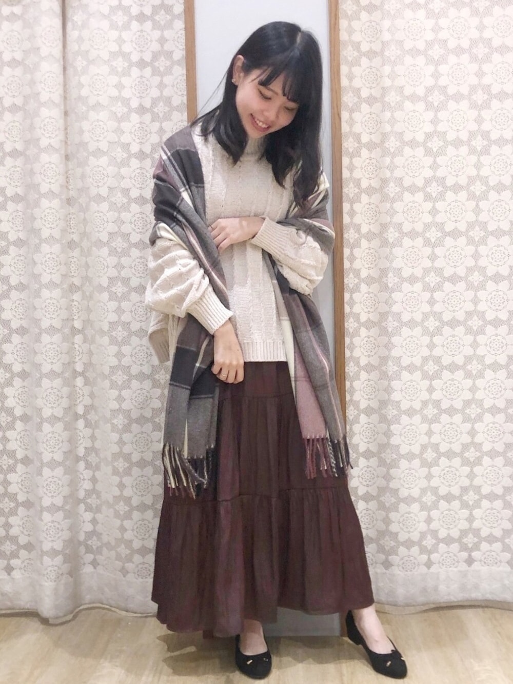 「ストール、チェック、ベロア、モールヤーン、ニット、白ニット、earth music&ecology、ティアード」｜「earth music&ecologyのベロアモールニットプルオーバー ＊＊（ニット/セーター、ホワイト系）」を使った、めーさん（レディース・158cm）の秋コーディネートの1枚目の写真
