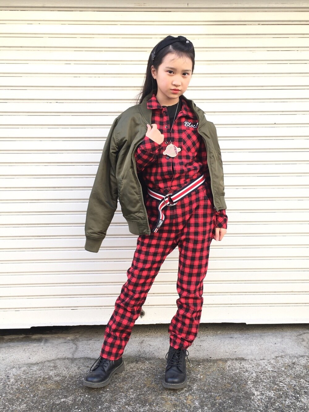 「キッズファッション、女の子、オールインワン、つなぎ、チェック、10歳」｜「BLOCのアイテム（つなぎ/オールインワン、レッド系）」を使った、NANASEさん（キッズ・140cm）の春コーディネートの1枚目の写真