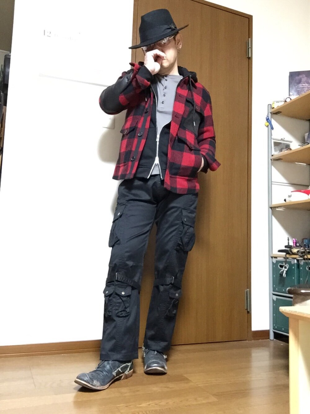 レッド系のその他アウター、グレー系のTシャツ/カットソー、ブラック系のパーカーを着用したメンズの冬コーディネートの1枚目の写真