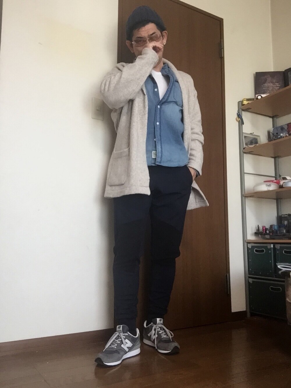 ベージュ系のカーディガン/ボレロ、ブルー系のその他パンツ、グレー系のスニーカーを着用したメンズの冬コーディネートの1枚目の写真