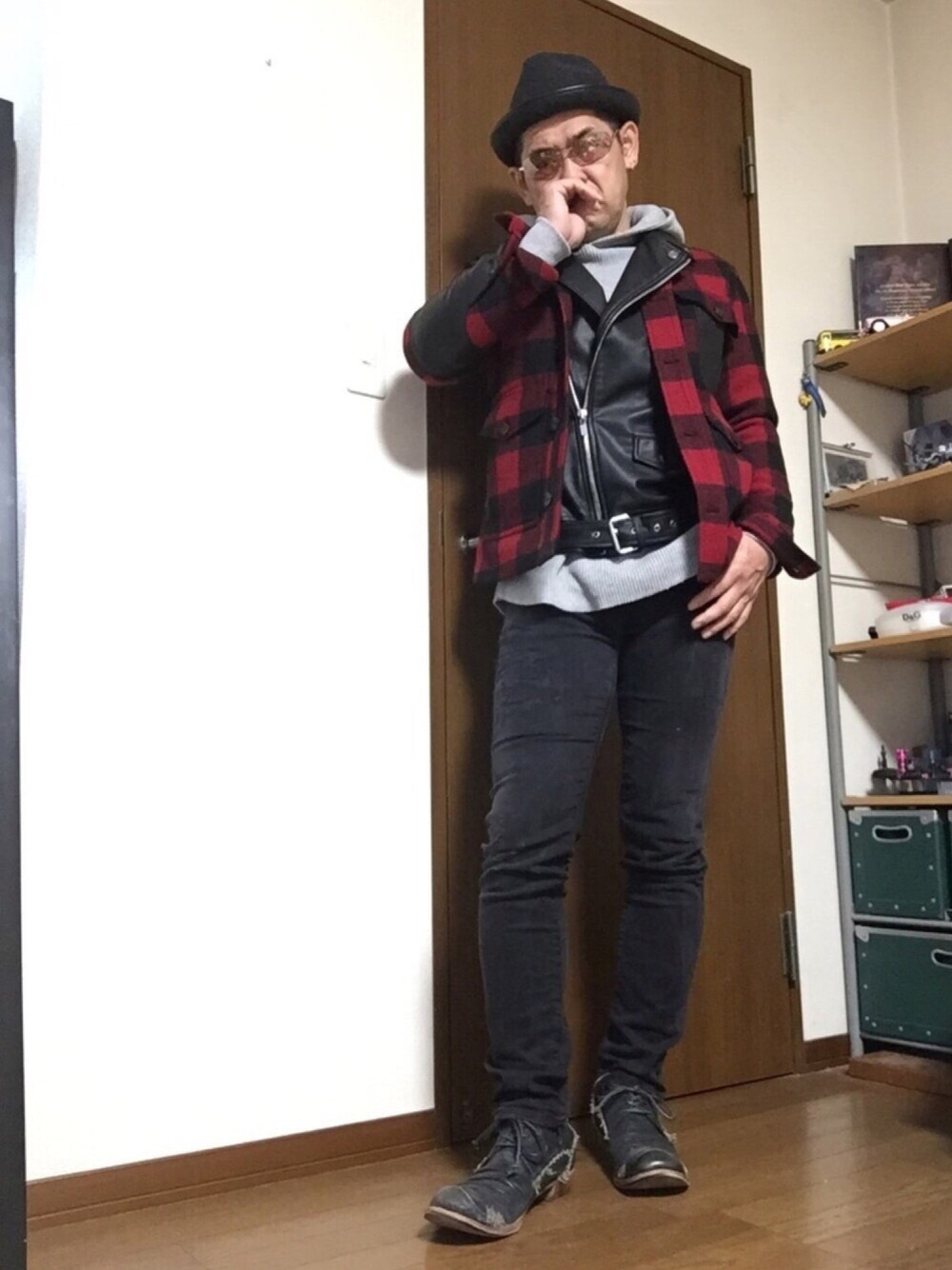 レッド系のその他アウター、ブラック系のデニムパンツ、ブラック系のブーツを着用したメンズの冬コーディネートの1枚目の写真