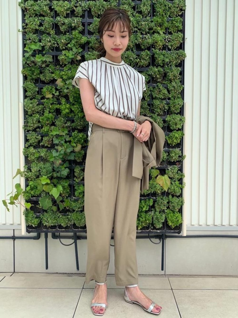 「ジャケット、ブラウス、パンツ、ストライプ、キレイめ、VERY」｜「green label relaxingの◆FFCベルト フラット サンダル(1.5cmヒール)（サンダル、シルバー系）」を使った、森 美彩さん（レディース・169cm）の夏コーディネートの1枚目の写真