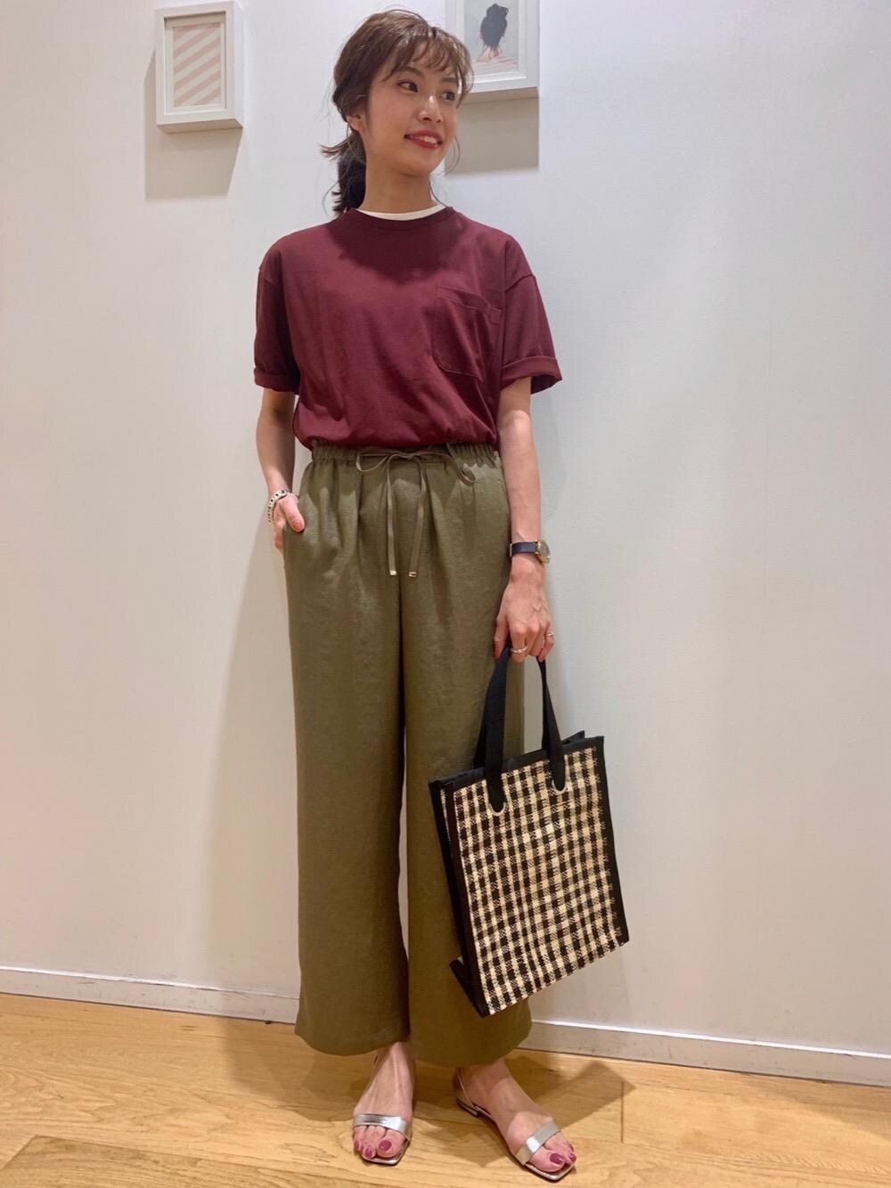 シルバー系のサンダル、その他のトートバッグ、レッド系のTシャツ/カットソーを着用したレディースの夏コーディネートの1枚目の写真