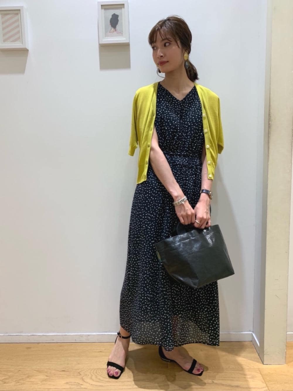 「キレイめ、ONE-PIECE」｜「green label relaxingの◆FFCベルト フラット サンダル(1.5cmヒール)（サンダル、グレー系）」を使った、森 美彩さん（レディース・169cm）の夏コーディネートの1枚目の写真