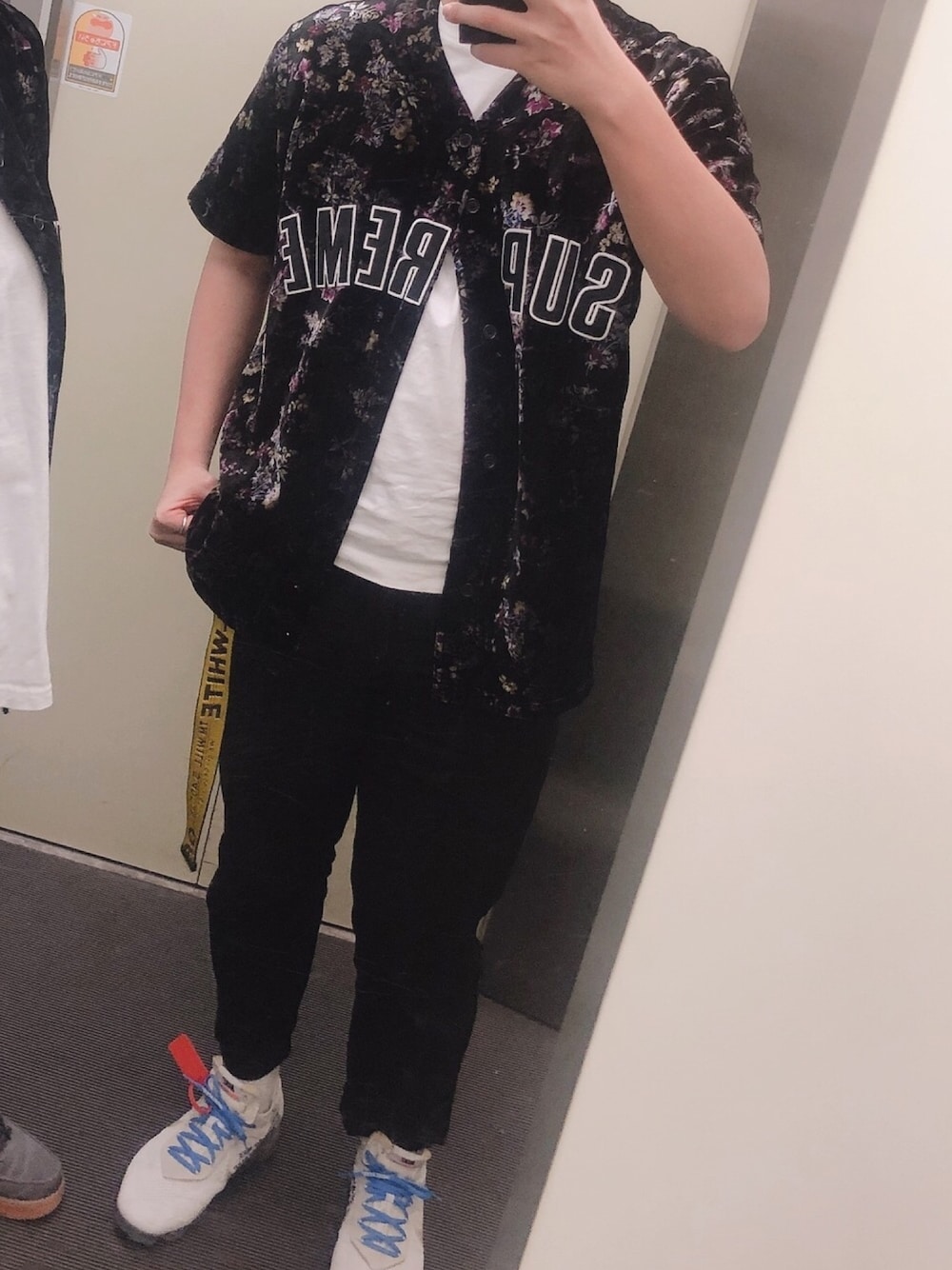 「やっぱりストリートが好き、お洒落さんとつながりたい、スニーカーコーデ、supreme、オフホワイト、OFF-WHITE、オフホワイト×ナイキ、off-white×NIKE」｜「Supreme のアイテム（その他トップス、ブラック系）」を使った、とろさん（メンズ・176cm）の秋コーディネートの1枚目の写真