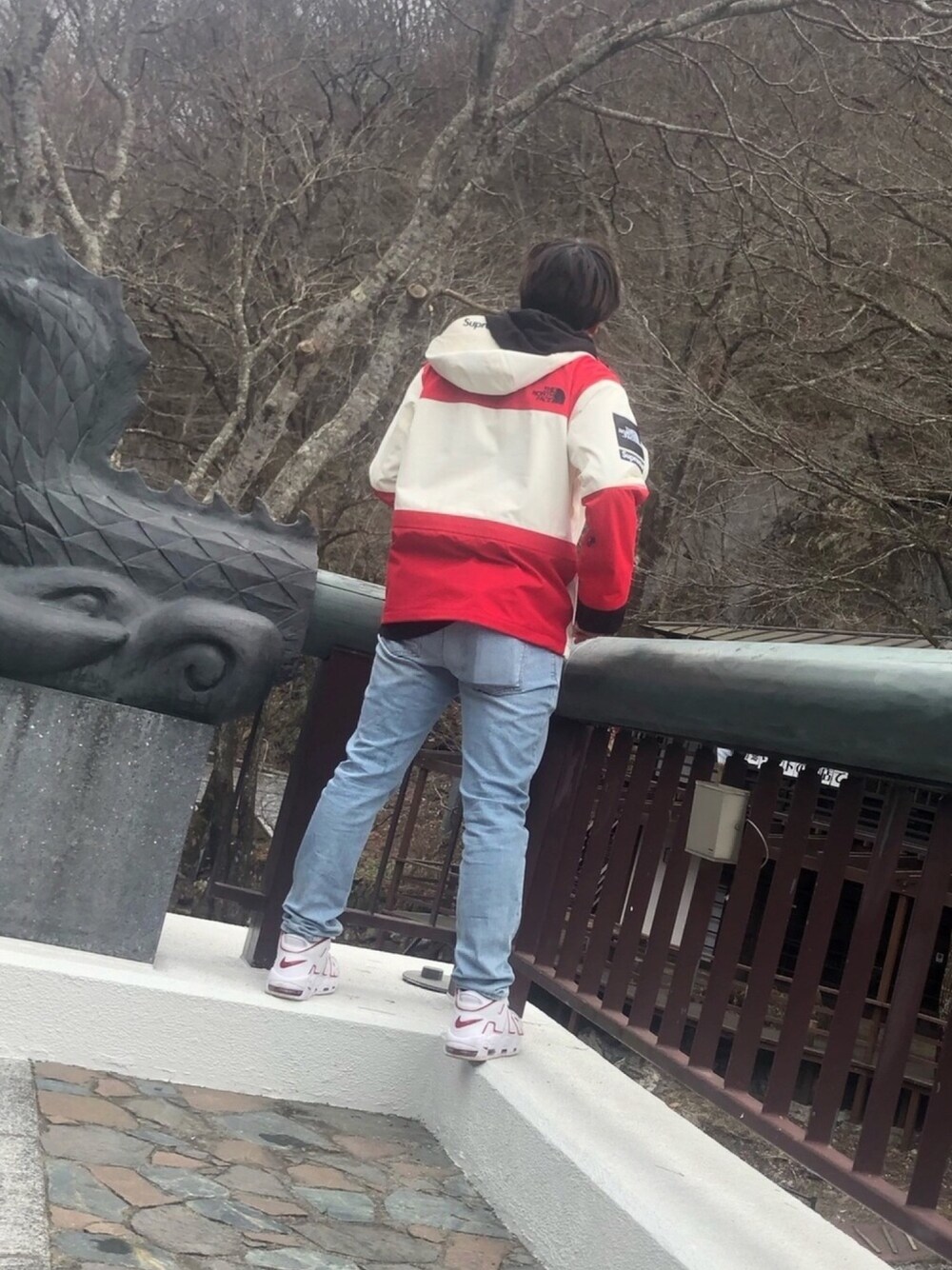 「やっぱりストリートが好き、ストリートMIX、スニーカーコーデ、お洒落さんとつながりたい、supreme、Supreme x The North Face、モアテン、moreuptempo、アンチソーシャルソーシャルクラブ、antisocialsocialclub」｜「Supreme のアイテム（マウンテンパーカー、ホワイト系）」を使った、とろさん（メンズ・176cm）の秋コーディネートの1枚目の写真