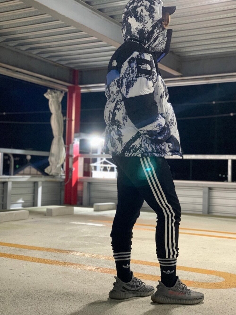 「お洒落さんとつながりたい、やっぱりストリートが好き、ストリートMIX、スニーカーコーデ、supreme、Supreme x The North Face、adidas originals、yeezyboost350V2、スタッフセンバツ」｜「Supreme のアイテム（ダウンジャケット/コート、ブルー系）」を使った、とろさん（メンズ・176cm）の秋コーディネートの1枚目の写真