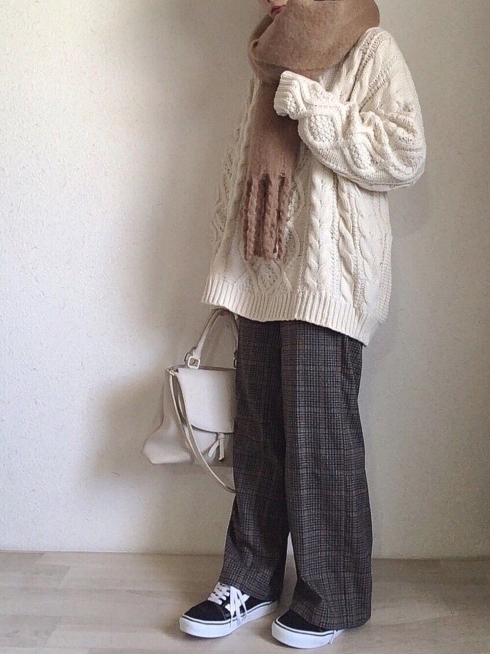 ホワイト系のニット/セーター、グレー系のパンツ、イエロー系のマフラーを着用したレディースの秋コーディネートの1枚目の写真