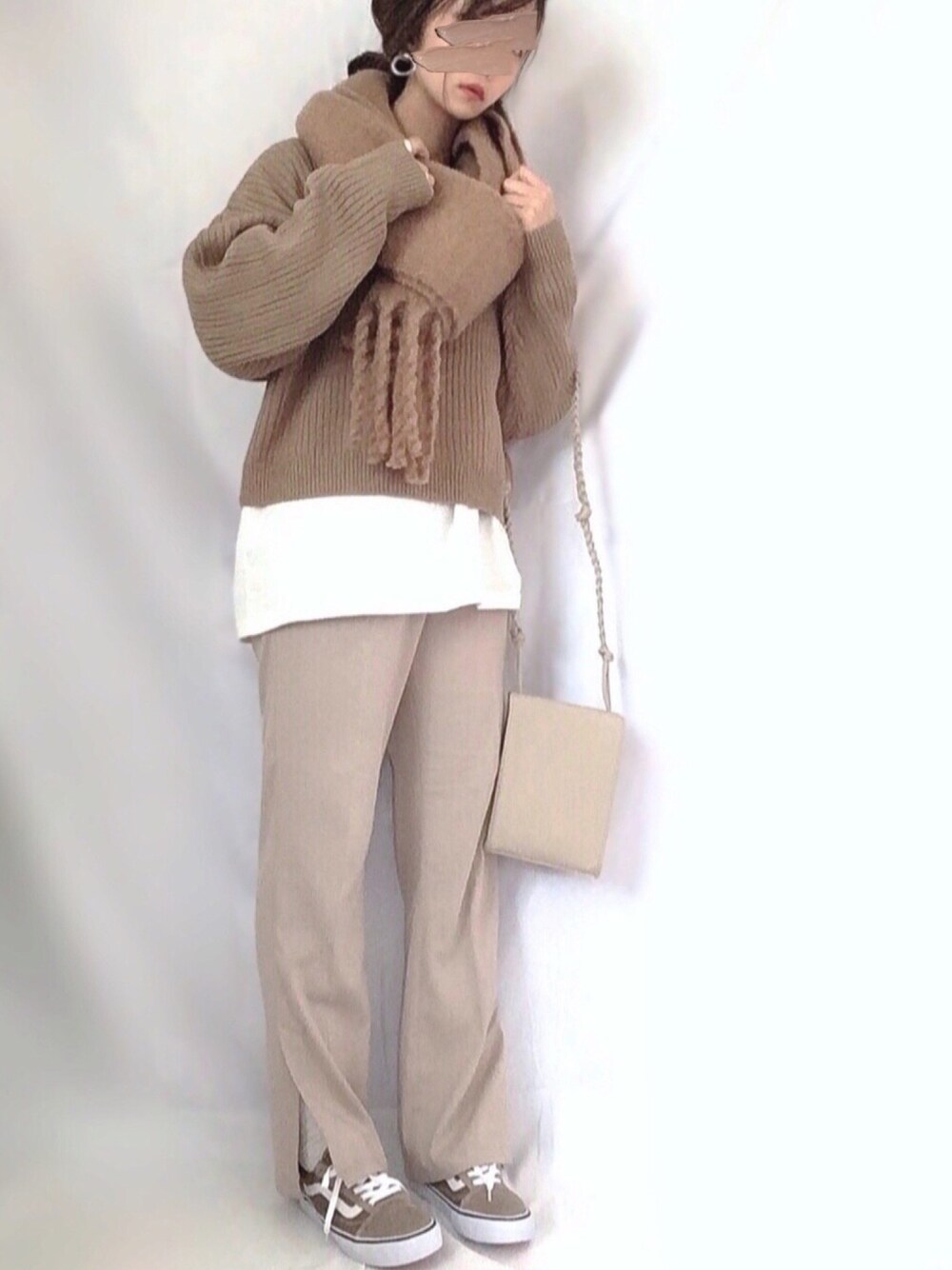 ベージュ系のトップス、ホワイト系のTシャツ/カットソー、グレー系のその他パンツを着用したレディースの冬コーディネートの1枚目の写真