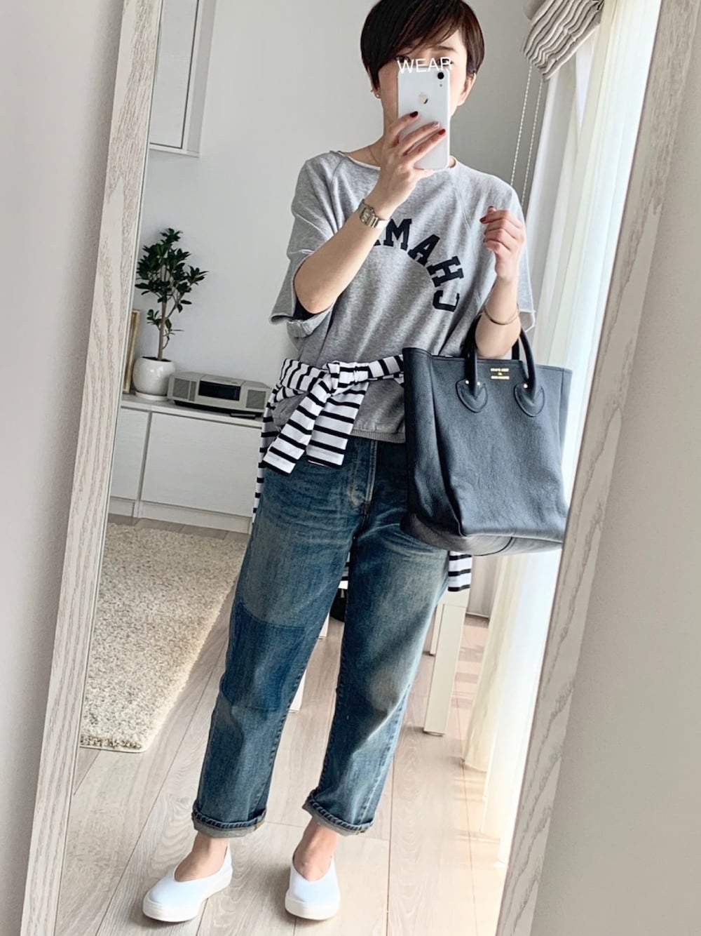 グレー系のスウェット、ブルー系のデニムパンツ、ホワイト系のTシャツ/カットソーを着用したレディースの春コーディネートの1枚目の写真